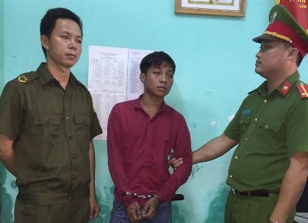 Dang nam ngu, thanh nien 23 tuoi bi chem nhieu nhat hinh anh