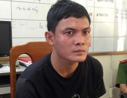 Bat ke khong che co gai ra nghia dia de hiep dam hinh anh