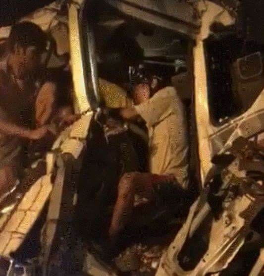 Giai cuu tai xe bi ket cung trong cabin sau vu tai nan hinh anh