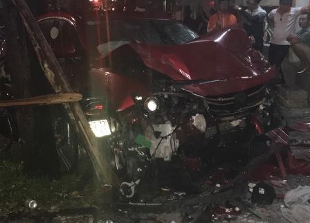 Oto lao thang vao quan nhau, nu cu nhan tu vong hinh anh