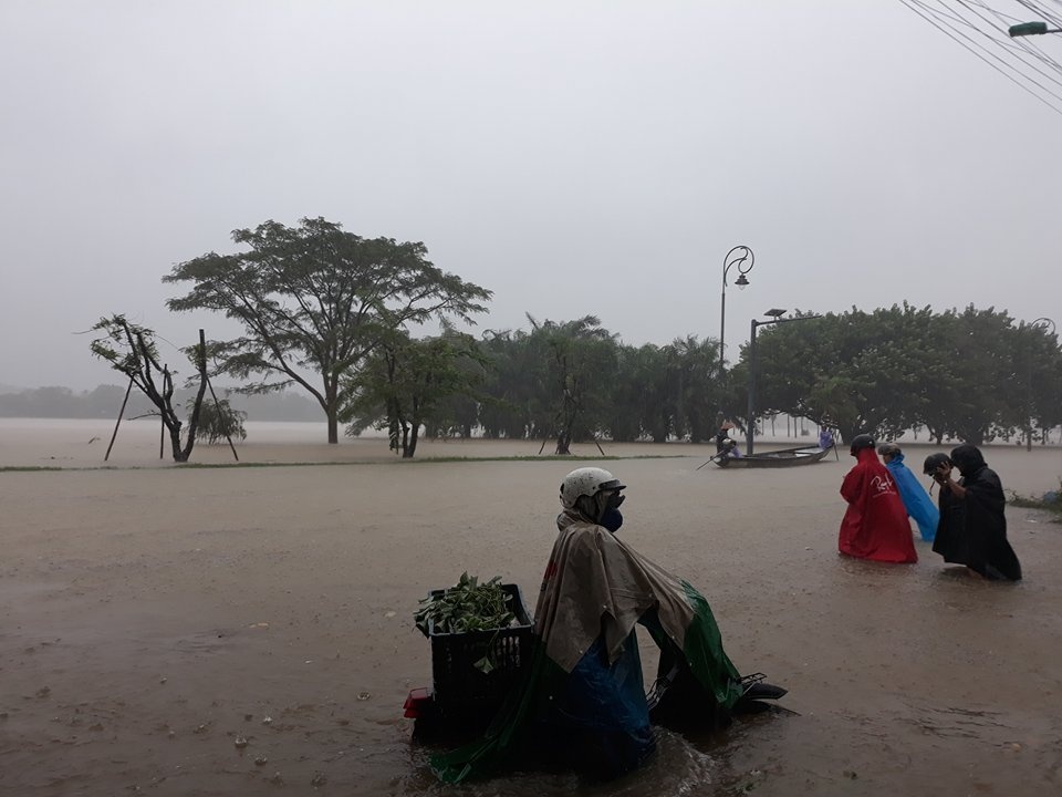 Nuoc lu dang cao, co do Hue chim trong bien nuoc hinh anh