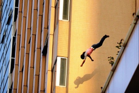 Nu sinh su pham tu vong khi treo len tang 2 ky tuc xa hinh anh