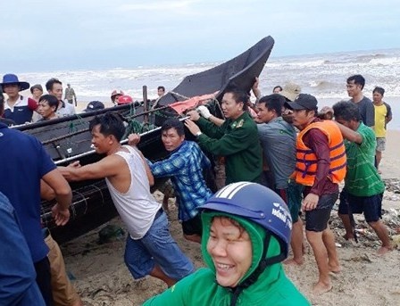 Cuu song 4 ngu dan bi song lon danh lat thuyen hinh anh