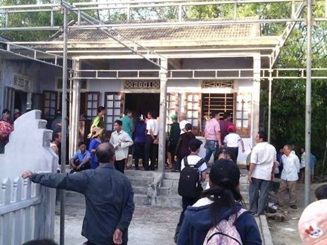 Thanh nien do 10 lit xang len nguoi roi tu thieu hinh anh