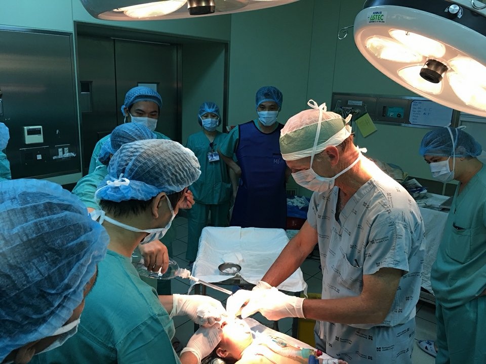 Bac si McKay McKinnon anh 1