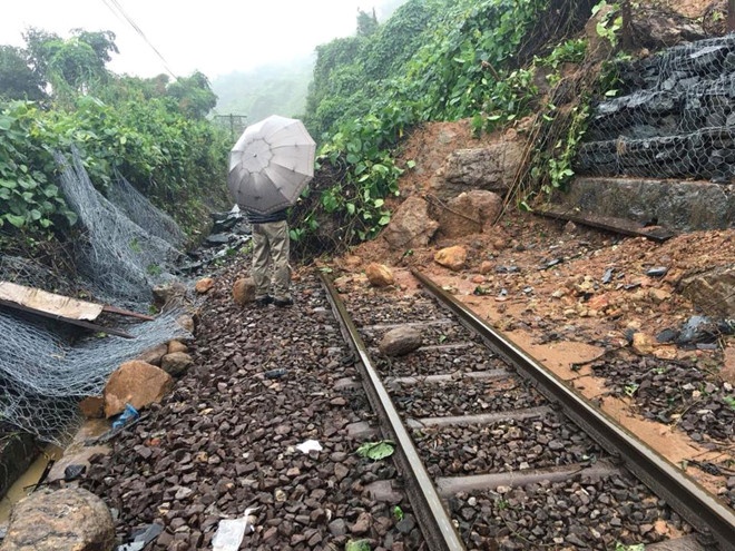 Duong sat Bac - Nam lien tuc bi te liet do gap sat lo hinh anh