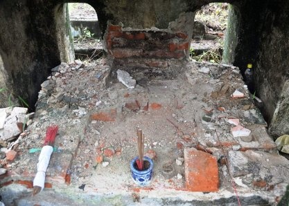 Ke xau dao tam bia mo me vua Duc Duc de tim kho bau? hinh anh