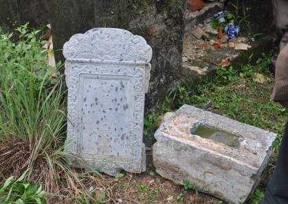 Cong an moi mot so nguoi nghi dao bia mo me vua Duc Duc lam viec hinh anh