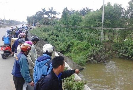 Thi the nguoi dan ong nam duoi muong nuoc sau 1 m hinh anh