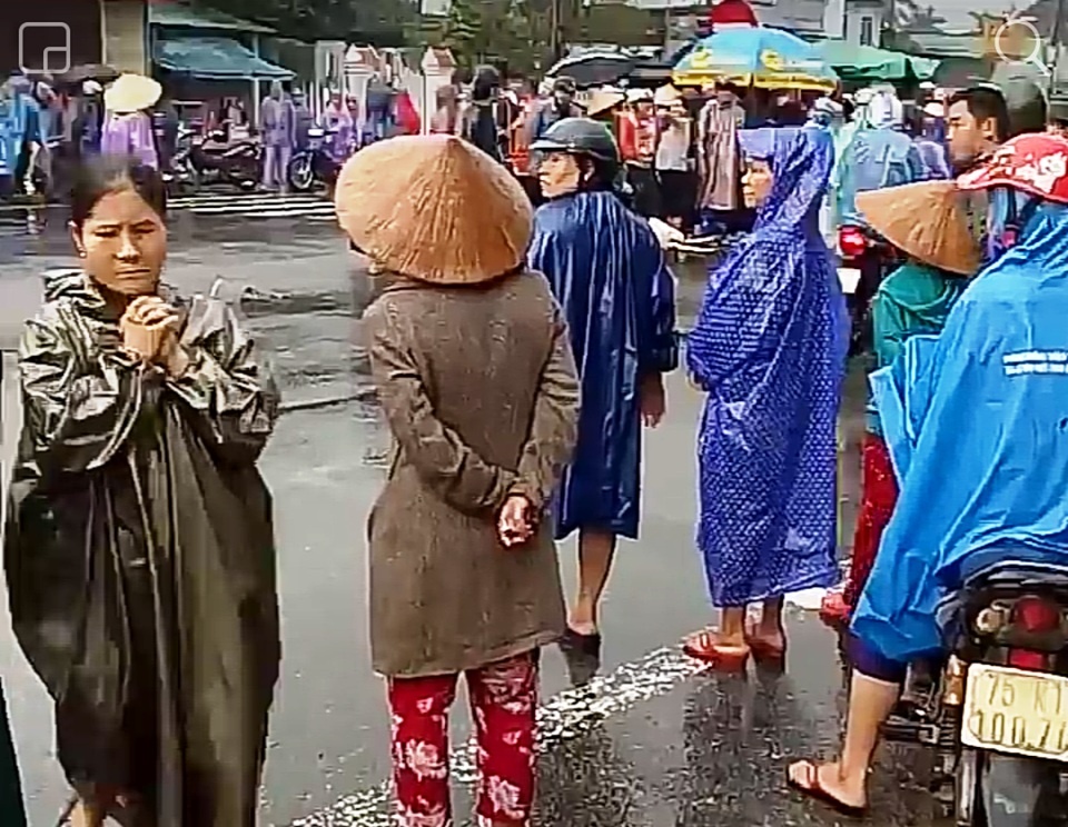 Be gai di xe dap re qua duong bi oto tai cho dam go can tu vong hinh anh