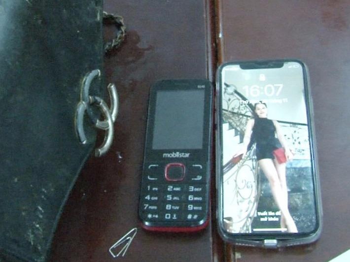 Co gai bi cuop tui xach dung iPhone X truoc quan karaoke hinh anh