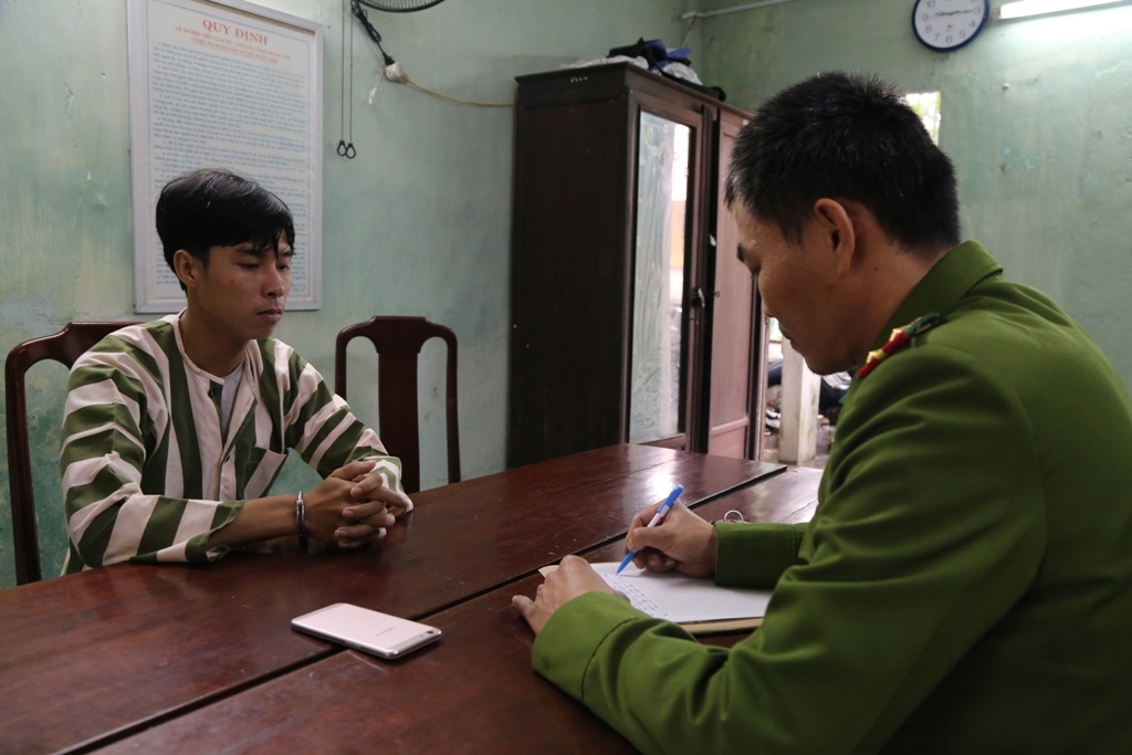 Em nhận tội thay anh sau vụ cướp giật điện thoại ảnh 1 Em nhan toi thay anh sau vu cuop giat dien thoai anh 1
