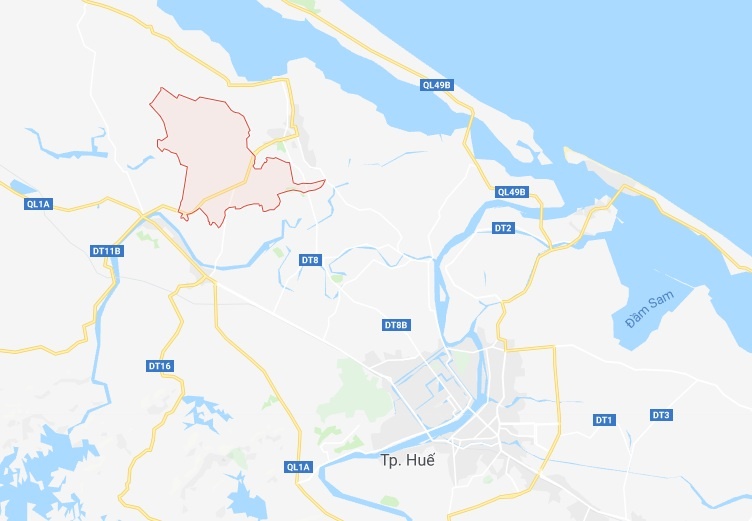 Be trai 2 tuoi truot chan xuong ho anh 1