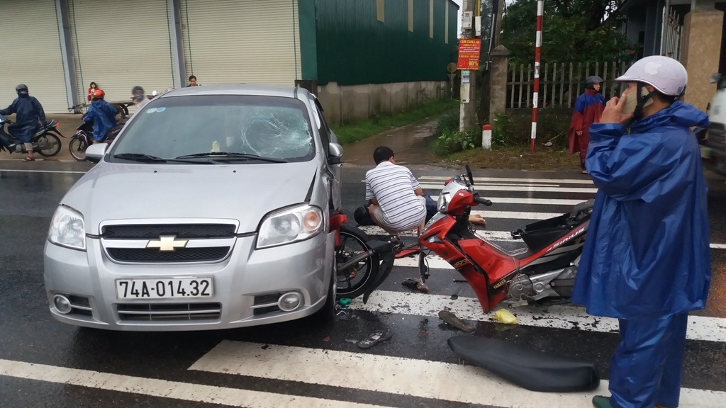 Thanh nien bi hat vang len kinh oto anh 2