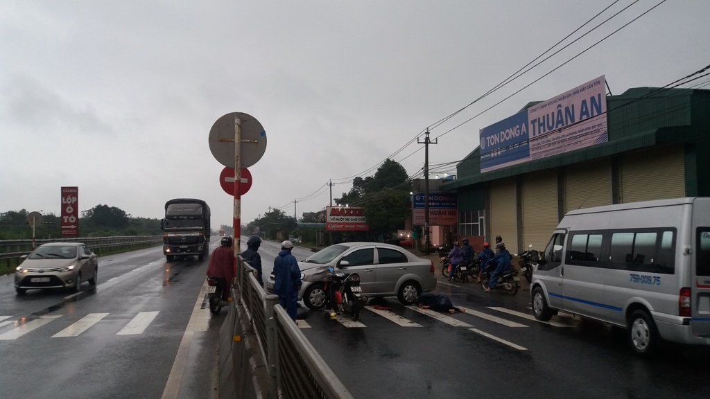 Thanh nien bi hat vang len kinh oto anh 1