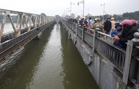 Nam sinh lop 11 nhay cau tu tu nghi that tinh hinh anh