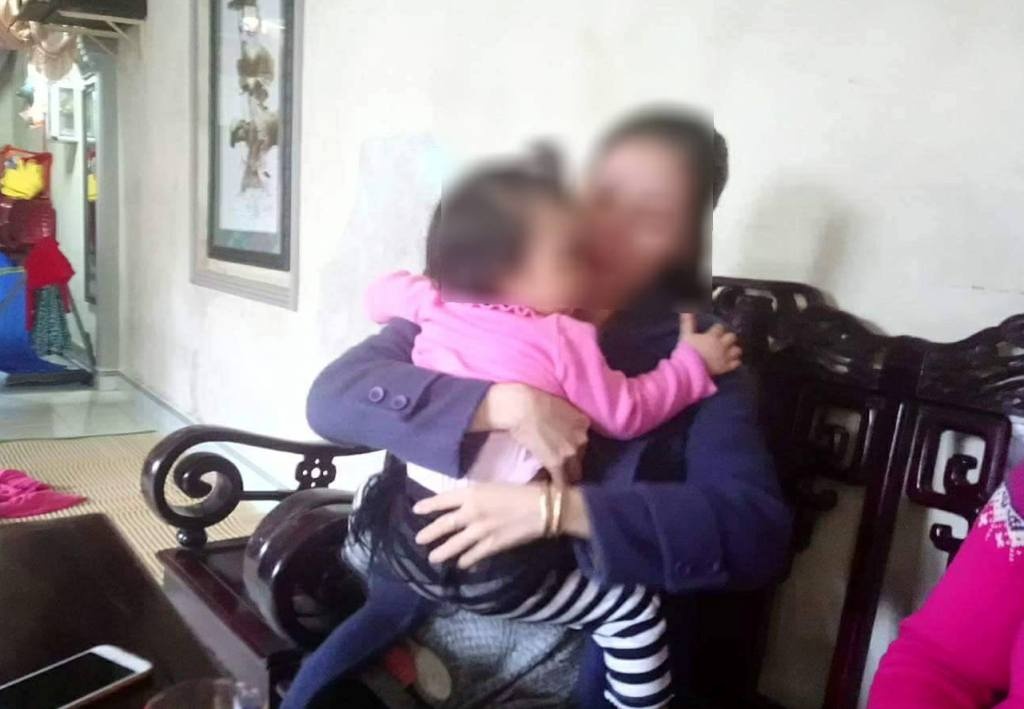 Dinh chi hoat dong co so giu tre nghi danh be gai 1 tuoi hinh anh