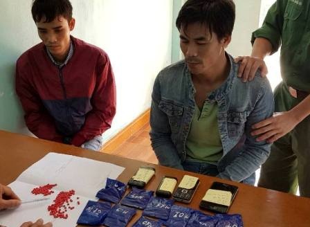 Giau 2.400 vien ma tuy trong quan lot tu nuoc ngoai ve Viet Nam hinh anh