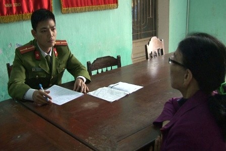 Mao danh canh sat lua nguoi phu nu chuyen 100 trieu dong hinh anh