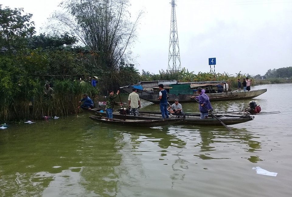 Be gai 4 tuoi duoi nuoc anh 2