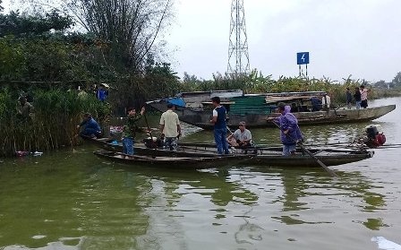Hang chuc nguoi lung suc bo song tim be gai 4 tuoi nghi bi duoi nuoc hinh anh