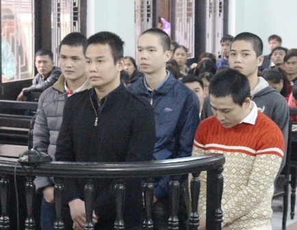 Nhom thanh nien dung dao doat mang doi thu trong dem hinh anh