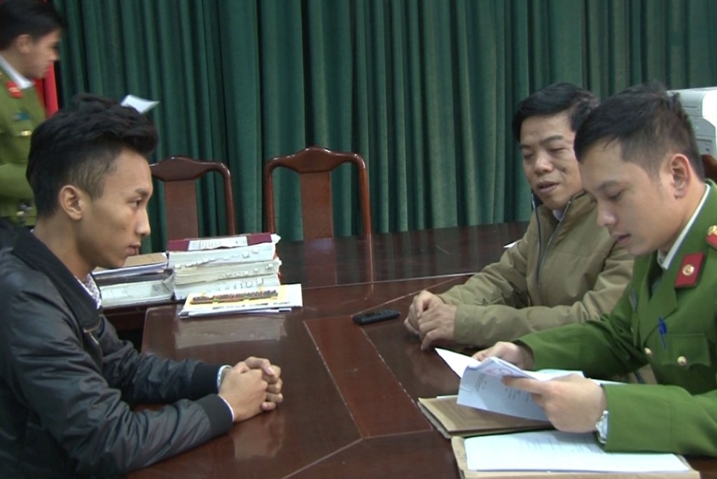 Dùng kéo đâm người trọng thương ảnh 1 Dung keo dam nguoi trong thuong anh 1