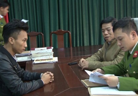 Benh vuc ban gai, thanh nien dung keo dam nguoi trong thuong hinh anh