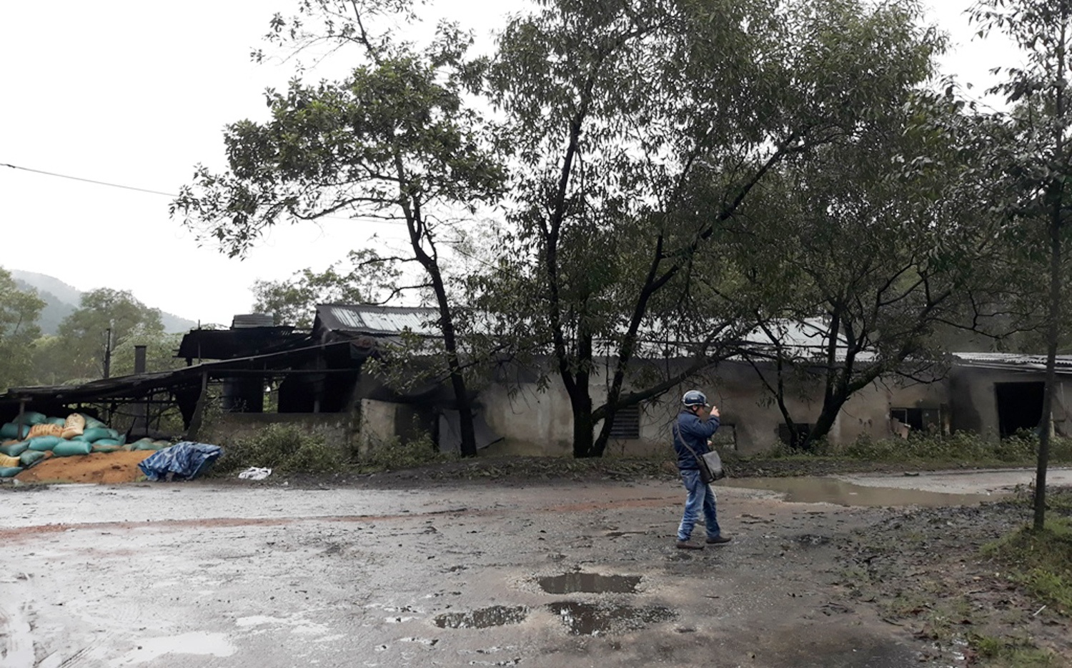 khe nước thải nhuộm màu hóa chất ảnh 3 khe nuoc thai nhuom mau hoa chat anh 3