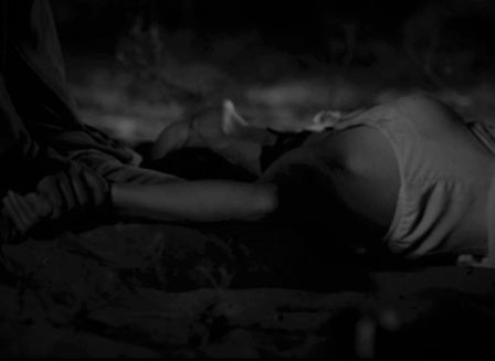 Nguoi phu nu trinh bao bi ke xau di dao cuop tai san ngay tren giuong hinh anh