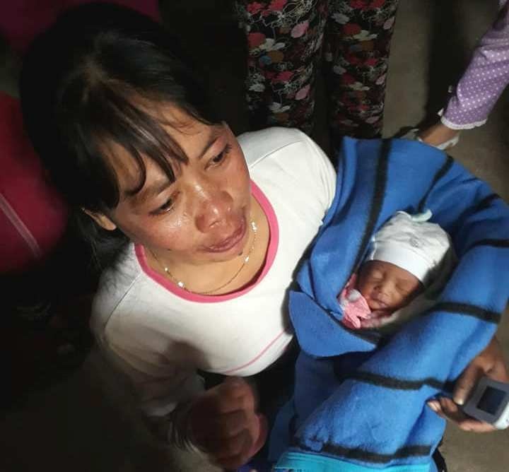 Be gai so sinh duoi ham nha ve sinh anh 1