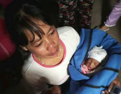 Giai cuu be so sinh con nguyen day ron bi bo duoi ham nha ve sinh hinh anh