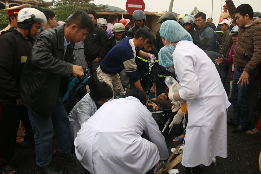 3 nguoi mac ket trong cabin xe anh 2