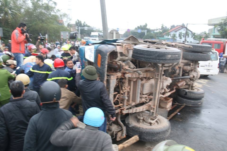 Hon 1 gio dung may khoan cuu 3 nguoi bi ket trong cabin sau tai nan hinh anh