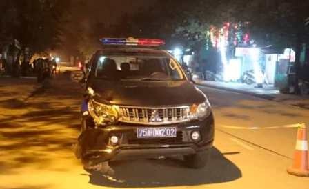 Doi nam nu bi hat vang xuong dat sau va cham voi oto bien xanh hinh anh