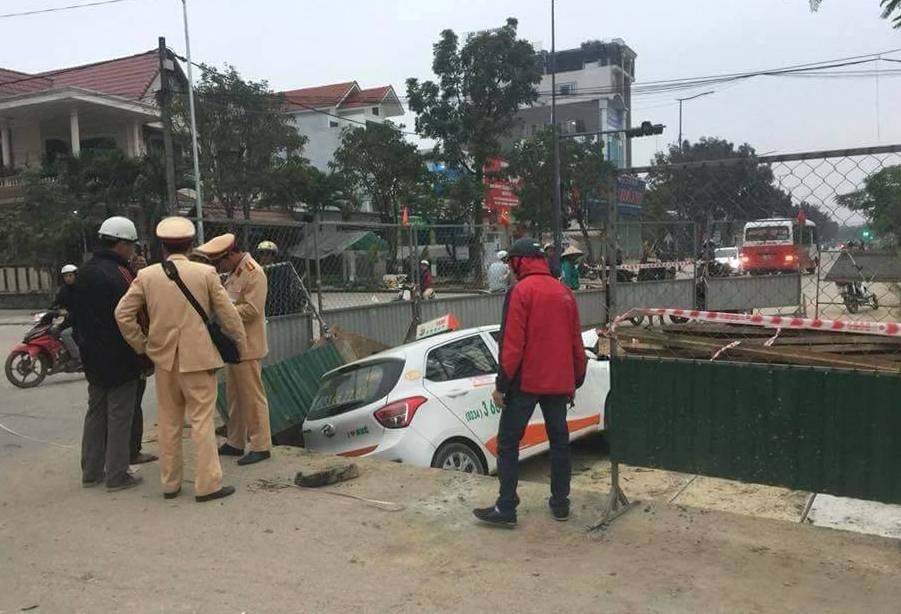 Ôtô lao xuống hố thi công ảnh 2 Oto lao xuong ho thi cong anh 2