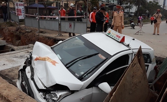 Ôtô lao xuống hố thi công ảnh 1 Oto lao xuong ho thi cong anh 1