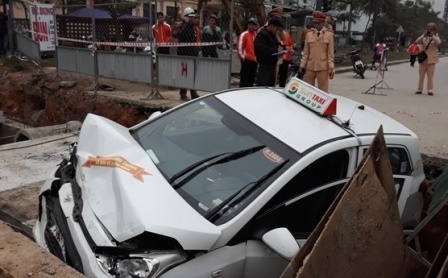 Taxi lao thang xuong ho cong trinh giua pho hinh anh