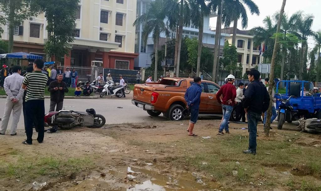 Ôtô tông liên hoàn vào đám đông ảnh 2 Oto tong lien hoan vao dam dong anh 2