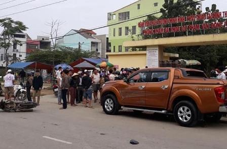 Nan nhan dau tien vu oto 'dien' lao thang vao dam dong da tu vong hinh anh