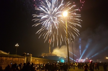 Hue ban phao hoa phuc vu dong bao mien nui dip Tet hinh anh