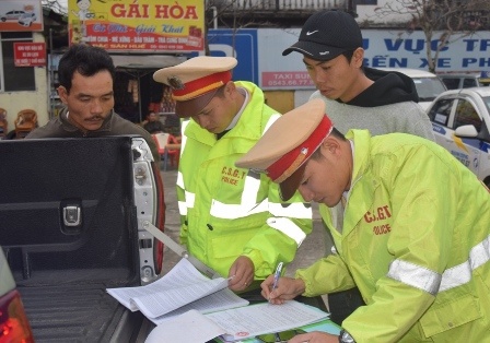 Oto 46 cho nhoi nhet 79 khach ngay can Tet hinh anh