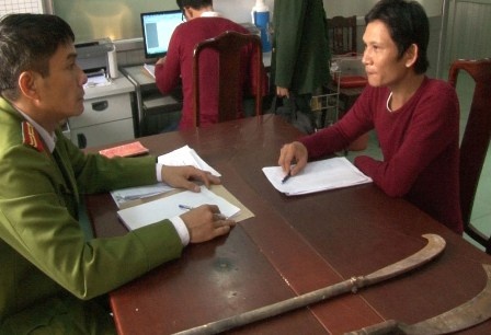 Bat nhom thanh nien dung ma tau chem nhau ngay mung 2 Tet hinh anh