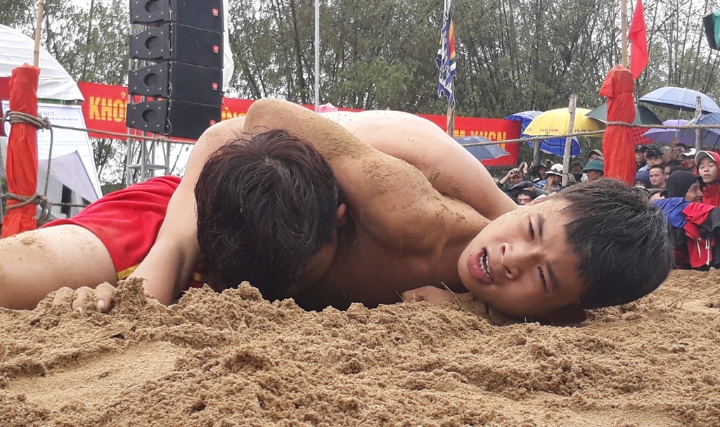 Tram trai trang dat co do tranh tai tren soi vat lang Sinh hinh anh