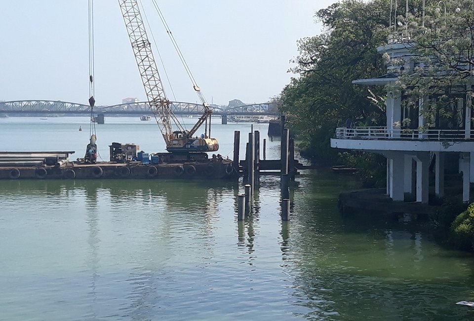 Duong di bo lat bang go lim anh 1