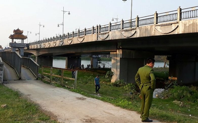 Thi thể nổi trên sông Hương ảnh 1 Thi the noi tren song Huong anh 1