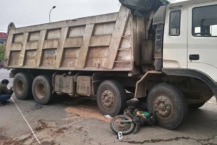 Nguoi phu nu cho gao bi xe tai can tu vong hinh anh