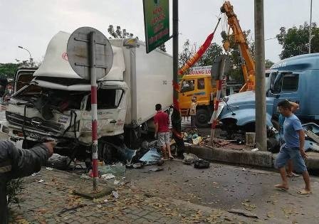 Xe container no lop huc vang dai phan cach, den duong luc rang sang hinh anh