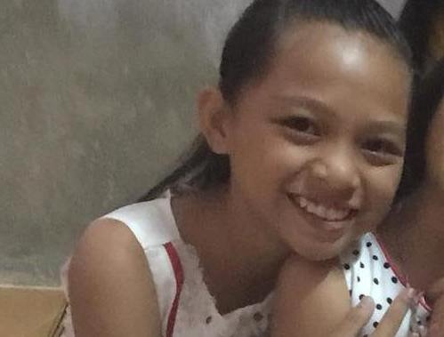 Be gai 11 tuoi mat tich khi chan trau cach nha 2 km hinh anh