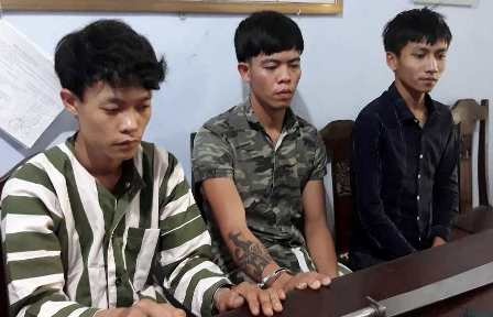 Bat nhom 9X mang theo ma tau canh cong an de ban ma tuy hinh anh